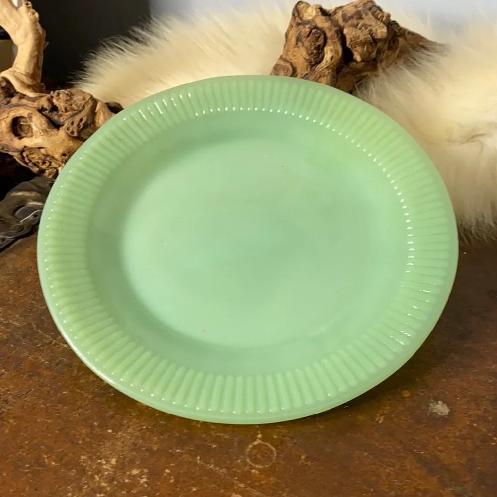 . Vintage Green Jadeite Glass Plate - Collectible Green Milk Glass Salad Dish 8" - Picture 1 of 6